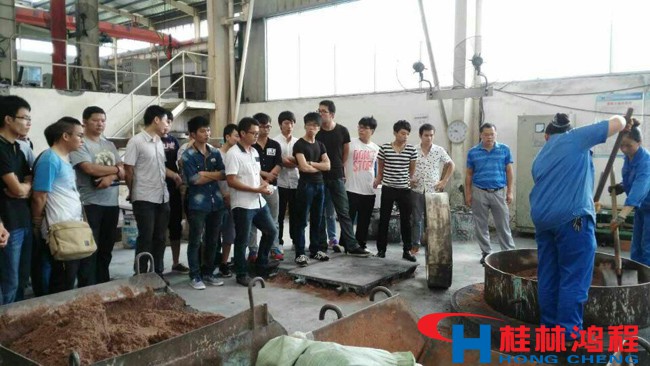 桂林理工大學學生參觀桂林鴻程磨粉機生產車間 桂林理工大學學生參觀桂林鴻程磨粉機生產車間