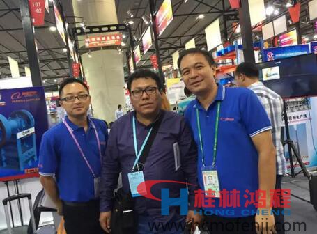 桂林鴻程外貿(mào)業(yè)務員與客戶合影留念 桂林鴻程外貿(mào)業(yè)務員與客戶合影留念