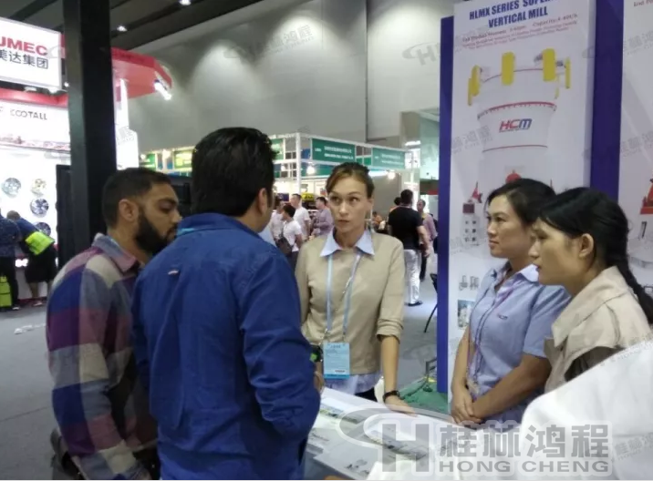 122屆廣交會 桂林鴻程 超細立磨 雷蒙磨外貿(mào)部人員接待咨詢客戶 122屆廣交會 桂林鴻程 超細立磨 雷蒙磨外貿(mào)部人員接待咨詢客戶