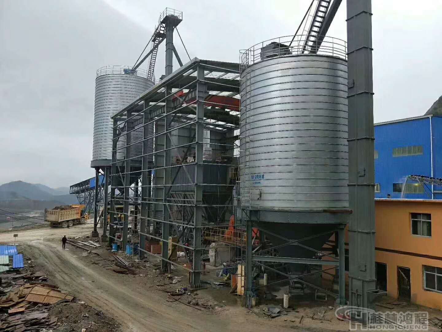 礦渣立磨HLM2000立式磨粉機(jī) 礦渣立磨HLM2000立式磨粉機(jī)