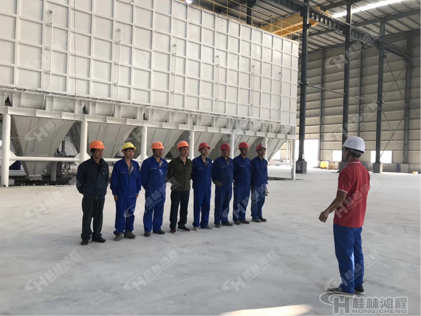 桂林鴻程人造石生產(chǎn)線003號EPC項(xiàng)目總包設(shè)備安裝現(xiàn)場 桂林鴻程人造石生產(chǎn)線003號EPC項(xiàng)目總包設(shè)備安裝現(xiàn)場