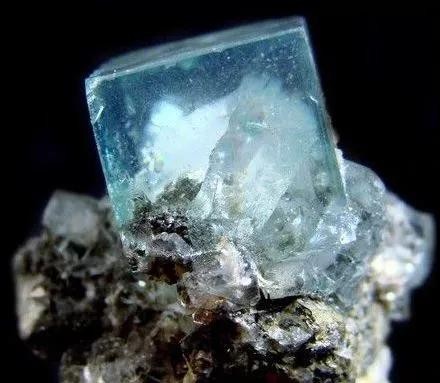 江西發(fā)現(xiàn)省內(nèi)螢石礦儲量超500萬噸 江西發(fā)現(xiàn)省內(nèi)螢石礦儲量超500萬噸