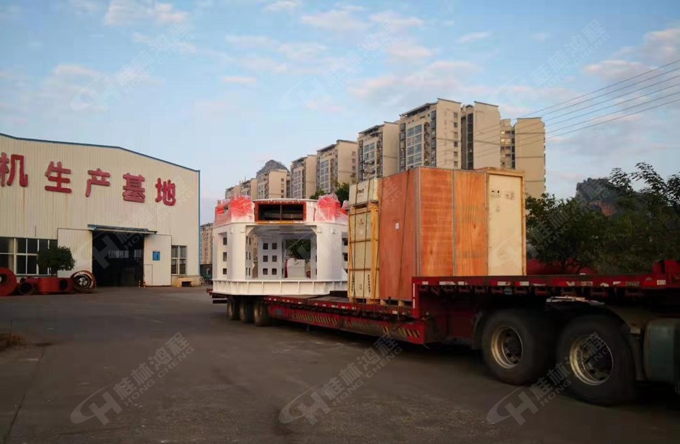 HLMX1700超細立磨裝車完畢 等待發(fā)貨員指令出發(fā) HLMX1700超細立磨裝車完畢 等待發(fā)貨員指令出發(fā)