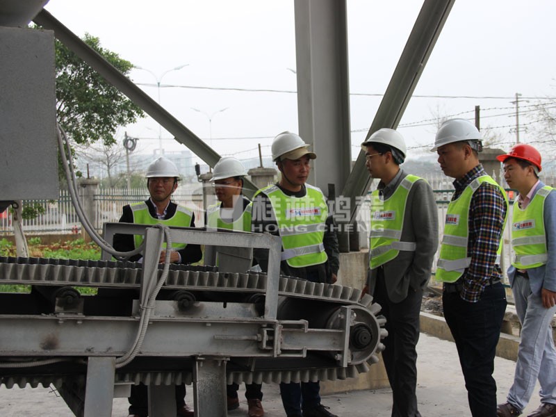 海泡石磨粉機廠家技術人員講解物料傳送裝置 海泡石磨粉機廠家技術人員講解物料傳送裝置