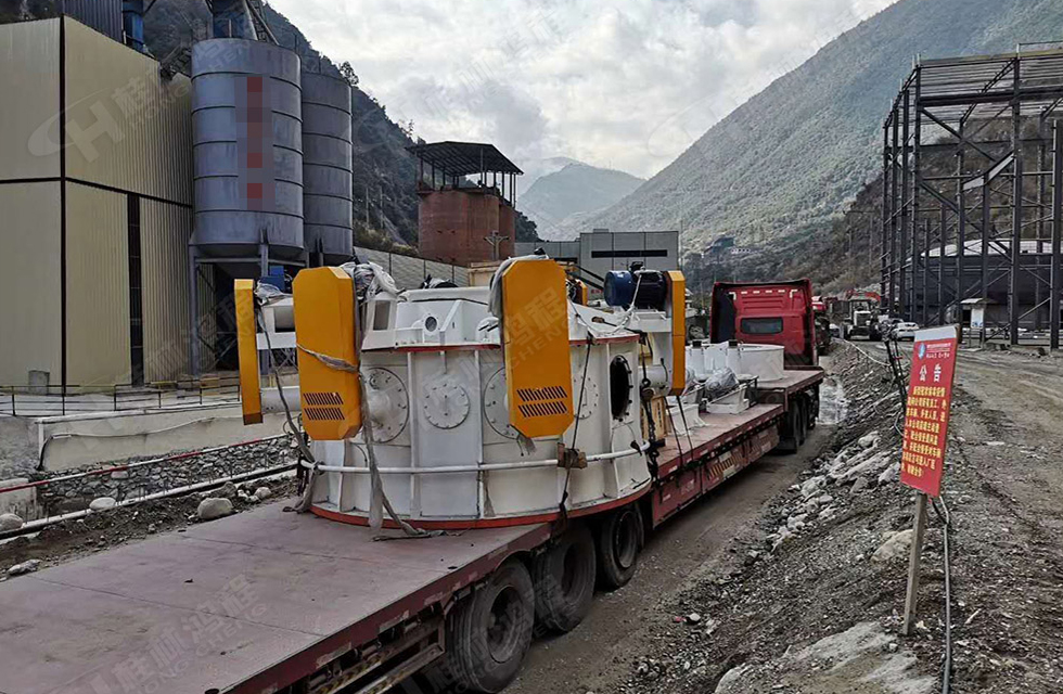 廣西桂林鴻程磨粉機董事長容棟國、總經理林總親臨磨機安裝現場指導工作 廣西桂林鴻程磨粉機董事長容棟國、總經理林總親臨磨機安裝現場指導工作