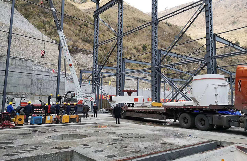 廣西桂林鴻程磨粉機董事長容棟國、總經理林總親臨磨機安裝現場指導工作 廣西桂林鴻程磨粉機董事長容棟國、總經理林總親臨磨機安裝現場指導工作