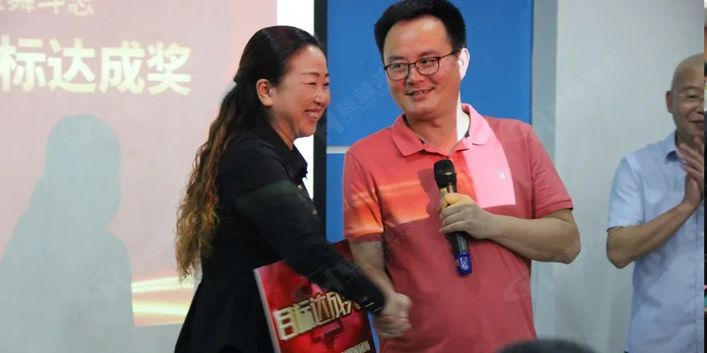 大型磨粉機廠家桂林鴻程林均總經理給梁英總監頒發目標達成獎 大型磨粉機廠家桂林鴻程林均總經理給梁英總監頒發目標達成獎